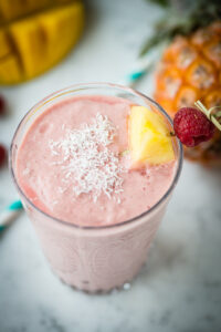 Mango-Ananas-Smoothie mit Himbeeren