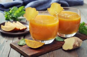 Smoothie mit Mango, Apfel und Ingwer