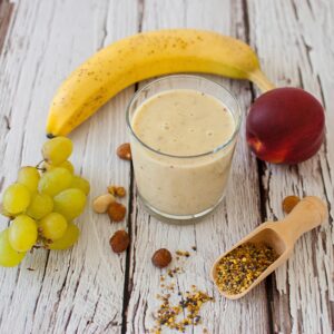 Trauben-Smoothie mit Banane, Nektarine und Nüssen