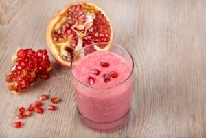 Hafermilchshake mit Erdbeeren und Granatapfel