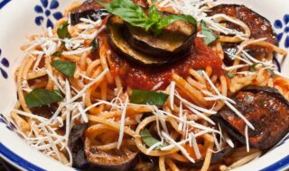 Spaghetti mit Aubergine, Tomatensoße und Parmesan