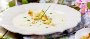 Spargelcremesuppe mit Toastbrotwürfel und Schnittlauch