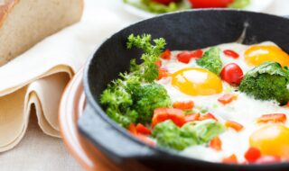 Spiegelei mit Brokkoli und Paprika