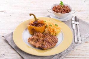 Schweinesteak mit gefüllter Paprika und Krautsalat