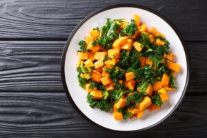 Süßkartoffeln mit Spinat und Cashewkernen