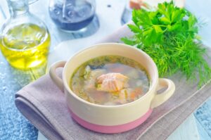 Seelachs-Suppe mit Möhren, Fenchel und Zitrone