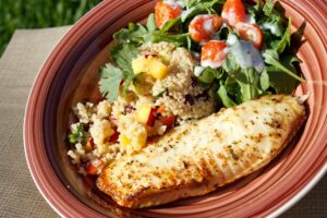 Tilapia mit Couscous, Nektarine und Feldsalat