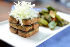 Tofusteaks mit gebratenen Zuckerschoten