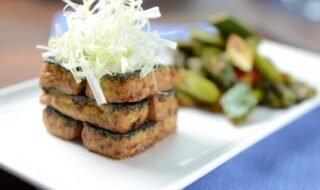 Tofusteaks mit gebratenen Zuckerschoten