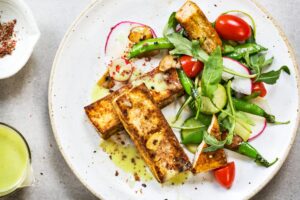 Tofu gebraten mit Zuckerschoten und Salat