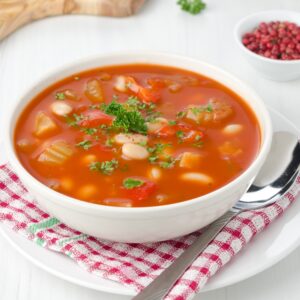 Tomatensuppe mit Bohnen, Stangensellerie und Paprika