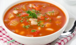 Tomatensuppe mit Bohnen, Stangensellerie und Paprika