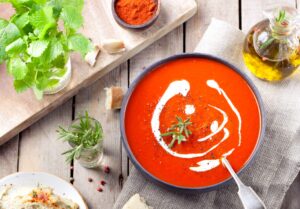 Tomatensuppe mit Hackfleisch und Basilikum