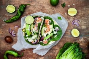 Tortilla mit Lachs, Feta und Avocado