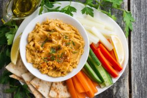 Veganer Dip mit Gemüsestick und Tortillaecken