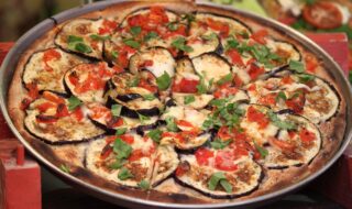 Pizza mit Aubergine, Tomaten und veganem Mozzarella