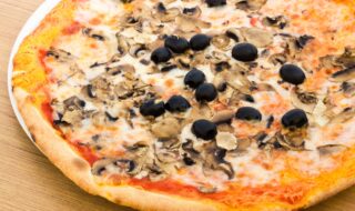 Pizza mit Champignons und Oliven