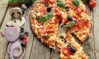 Schinken-Pizza mit Tomaten und Champignons