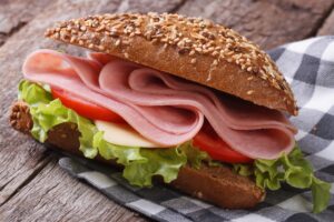 Vollkornbrötchen mit gekochtem Schinken, Käse und Tomate