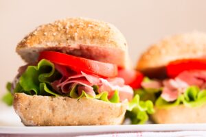 Vollkornbrötchen mit Prosciuttoschinken und Tomaten