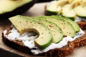 Mehrkornbrot mit Mandelcreme und Avocado