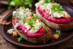 Vollkornbrot mit rote Bete-Humus und veganem Feta