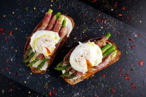 Vollkornbrot mit Spargel im Schinkenmantel und Spiegelei