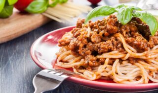 Vollkornspaghetti mit Soja-Hack und Aubergine