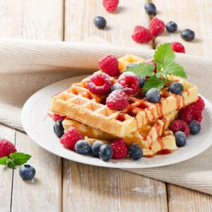 Waffel mit Beeren und Beerensauce