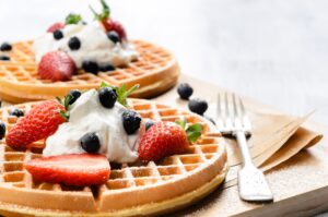 Waffel mit Sojajoghurtcreme und Beeren