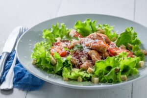 Warmer Salat mit Huhn, Tomaten und Parmesan