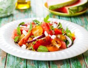 Wassermelonensalat mit Rucola, Tomaten und Feta