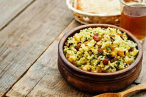 Wildreissalat mit Kichererbsen und Rosinen