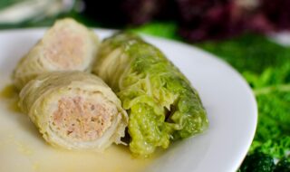 Wirsing-Rouladen mit rote Bete-Möhrensalat