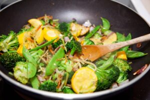 Glas-Nudeln mit Zucchini, Brokkoli und Zuckerschoten