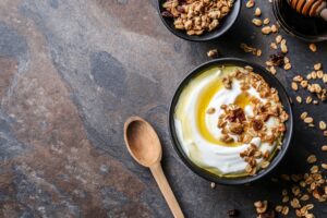 Zitronen-Bananen-Joghurt mit Müsli