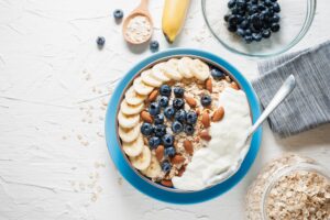 Zitronenjoghurt mit Banane, Blaubeeren und Mandeln