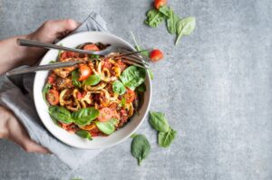 Fenchel-Zoodles mit Huhn und Tomatensauce