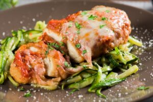 Zoodles mit mediterranem Putenfilet