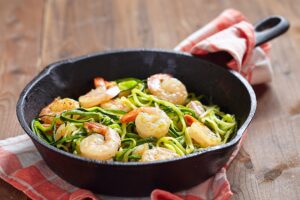 Zoodles mit Riesengarnelen und Tomaten