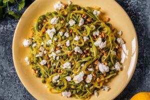 Zoodles mit Feta, Pinienkernen und Erbsen