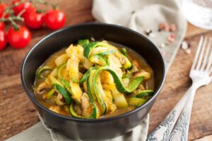 Möhren-Zoodles mit Huhn und Erdnusssauce