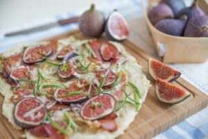 Dinkel-Flammkuchen mit Feigen und Schinken