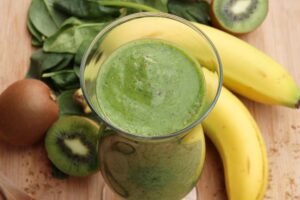 Grüner Smoothie mit Banane, Kiwi und Spinat